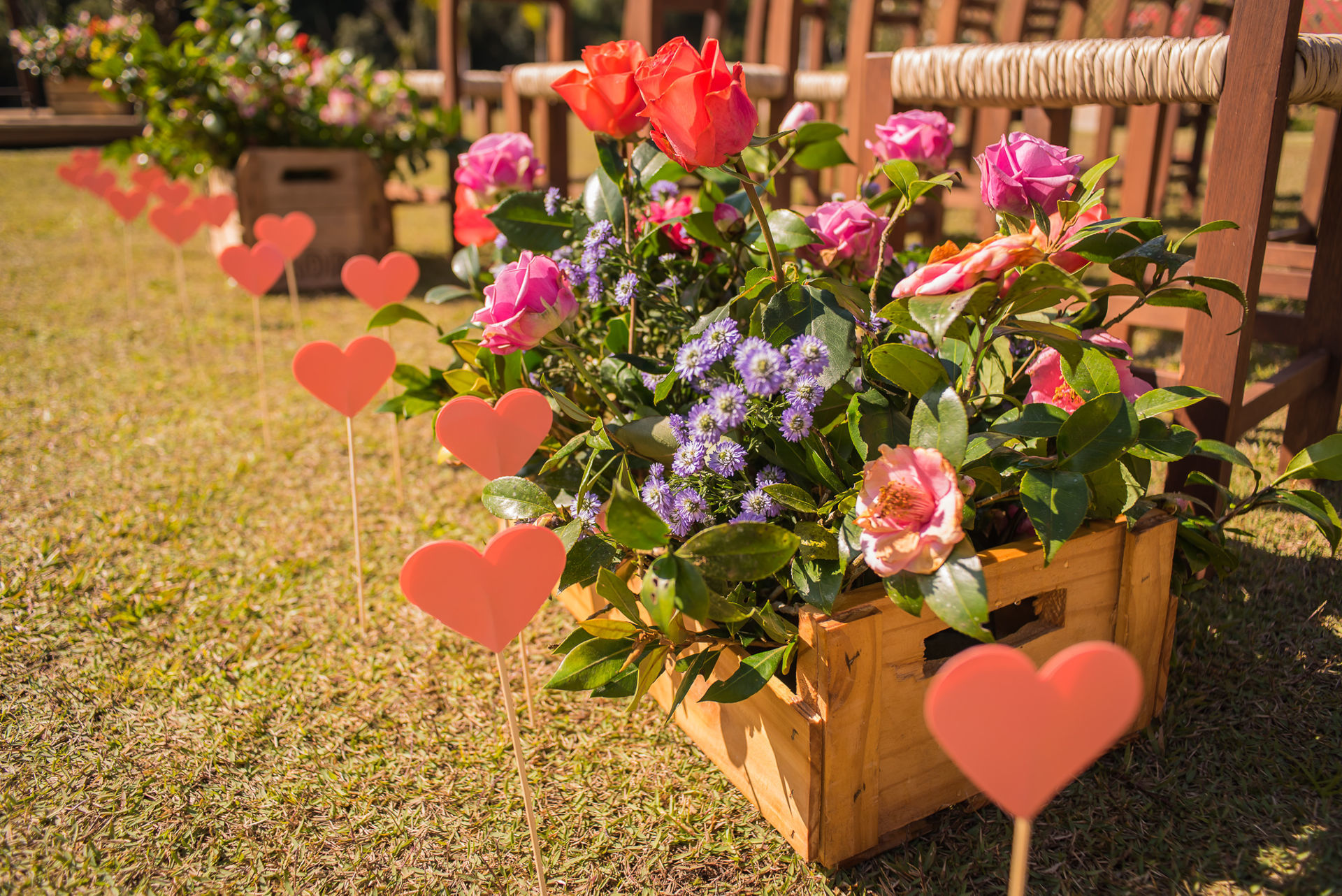 decoração casamento rústico flores corações