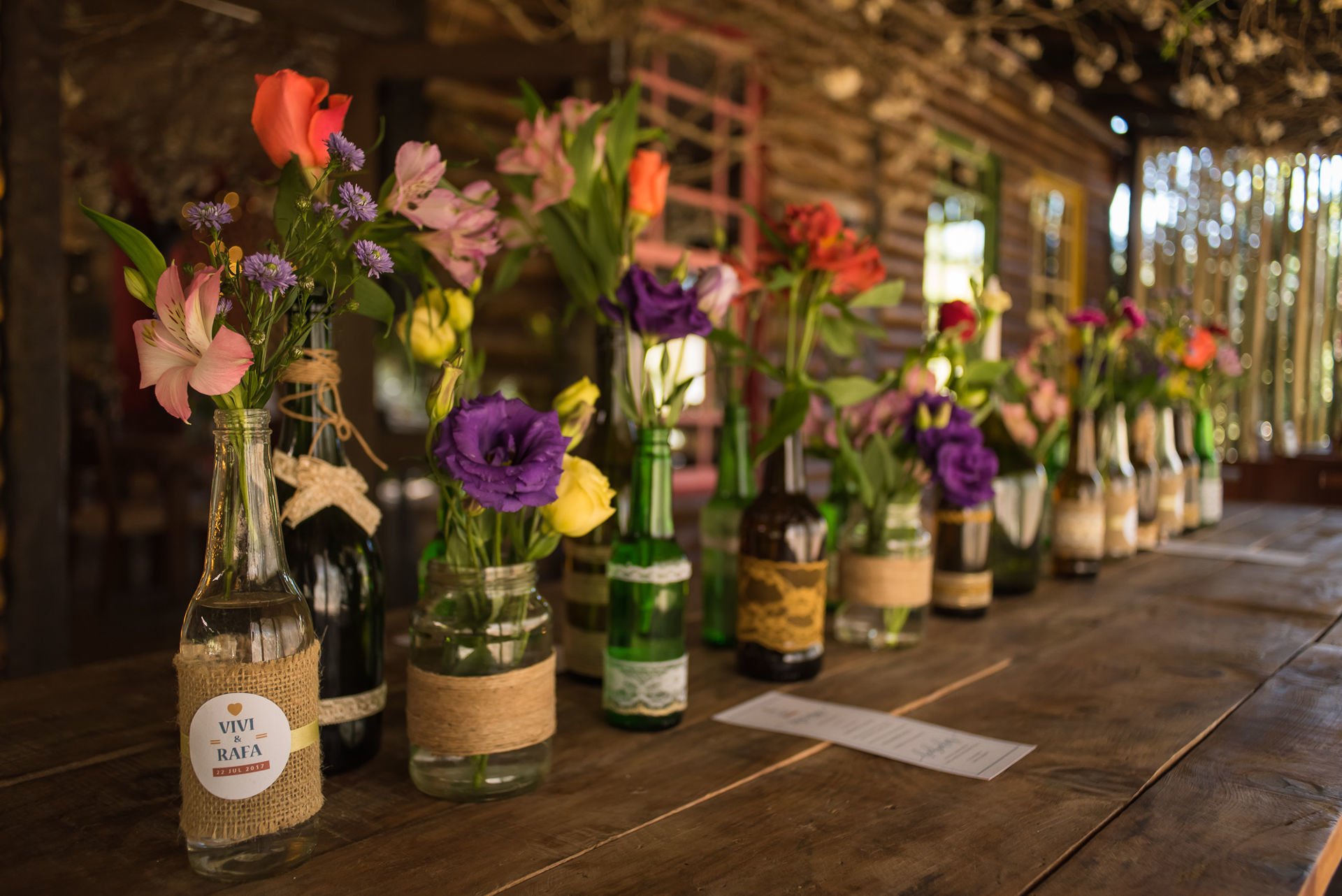 decoração casamento rústico garrasfas flores