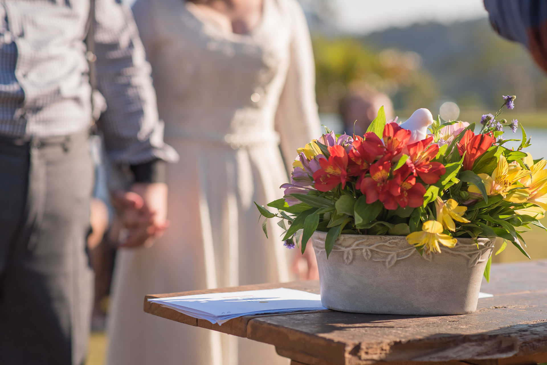 decoração casamento vaso flores coloridas