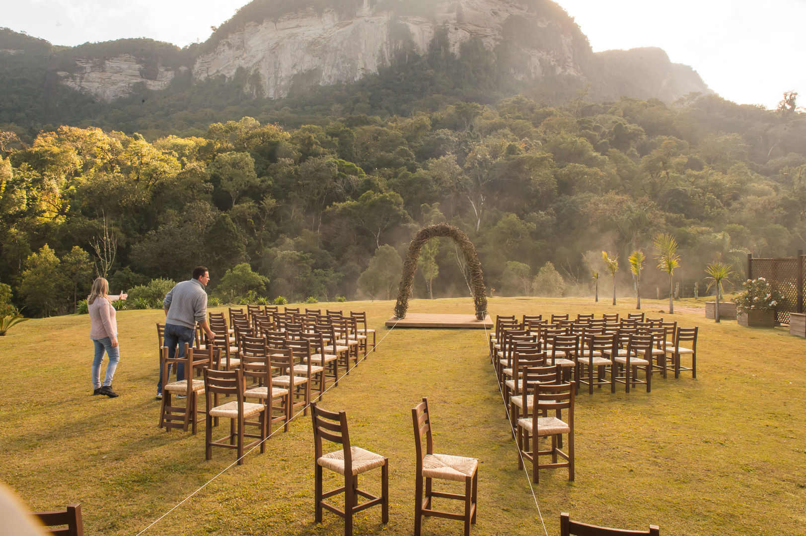 montagem cassamento cerimônia cadeiras