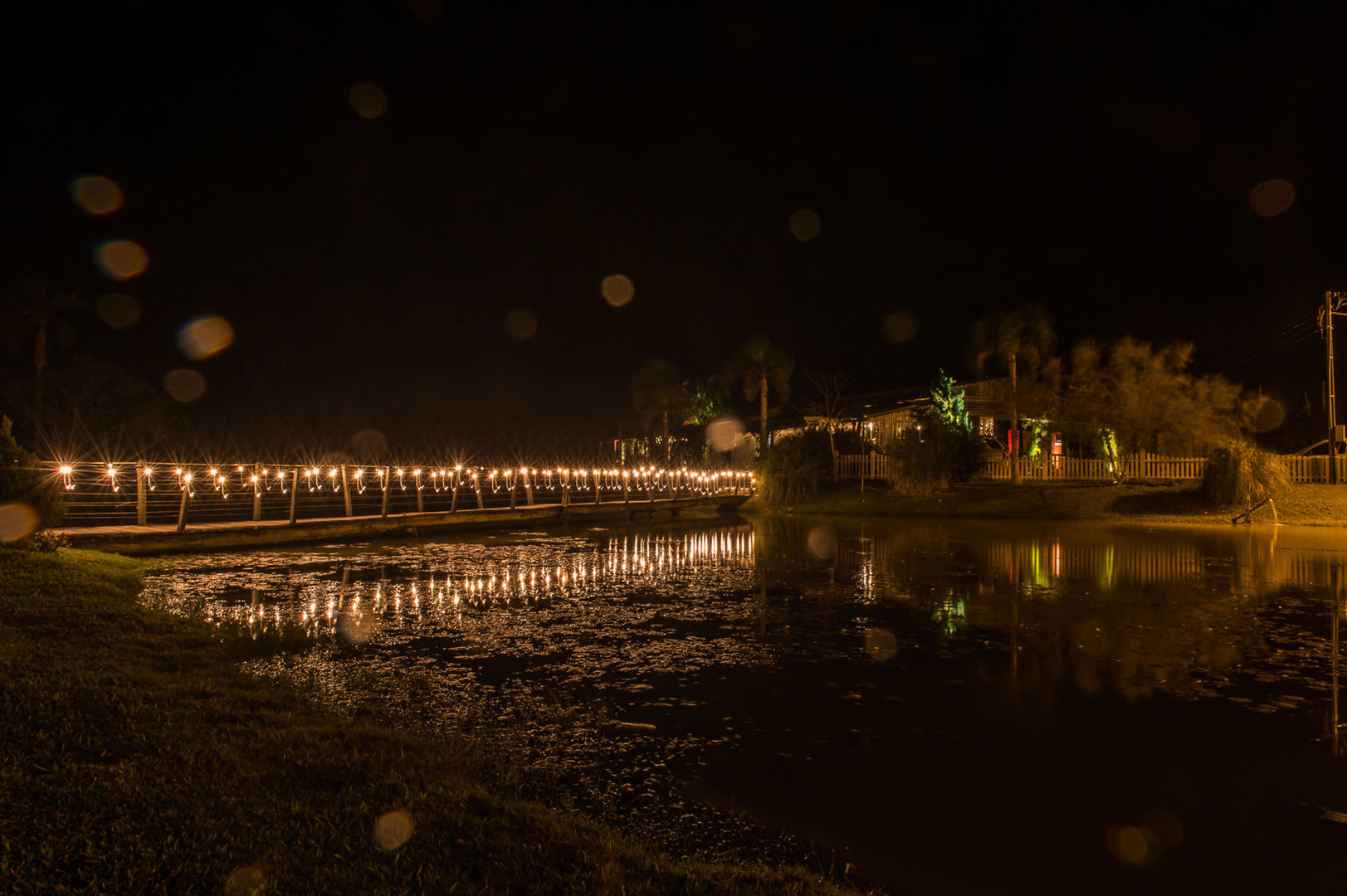 ponte iluminada luzes amarelas