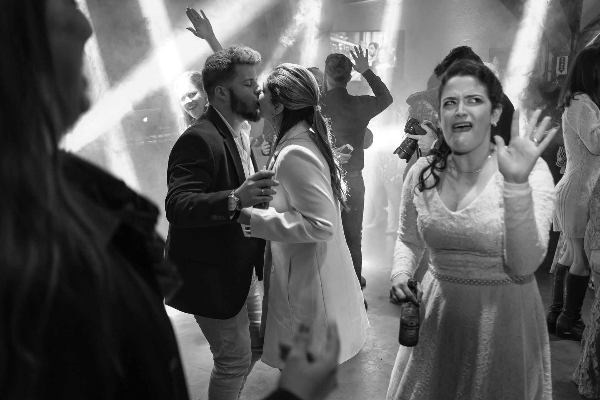 festa de casamento amigos beijo