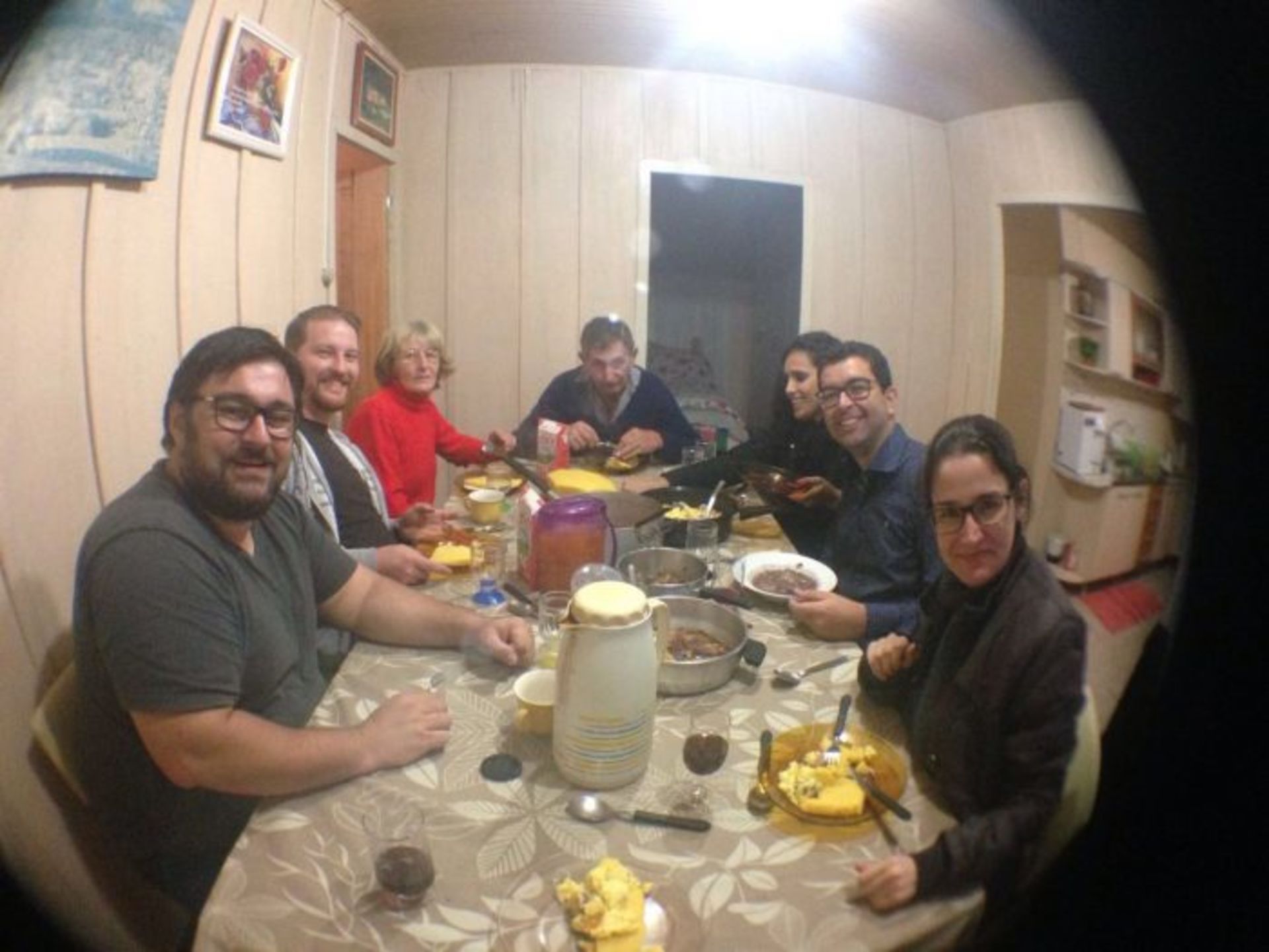 equipe-na-mesa-ensaio-pre-casamento-sitio.jpeg